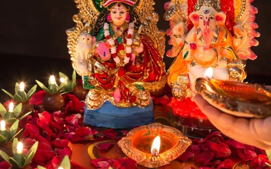 दीवाली पर माँ लक्ष्मी की पूजा कैसे करें